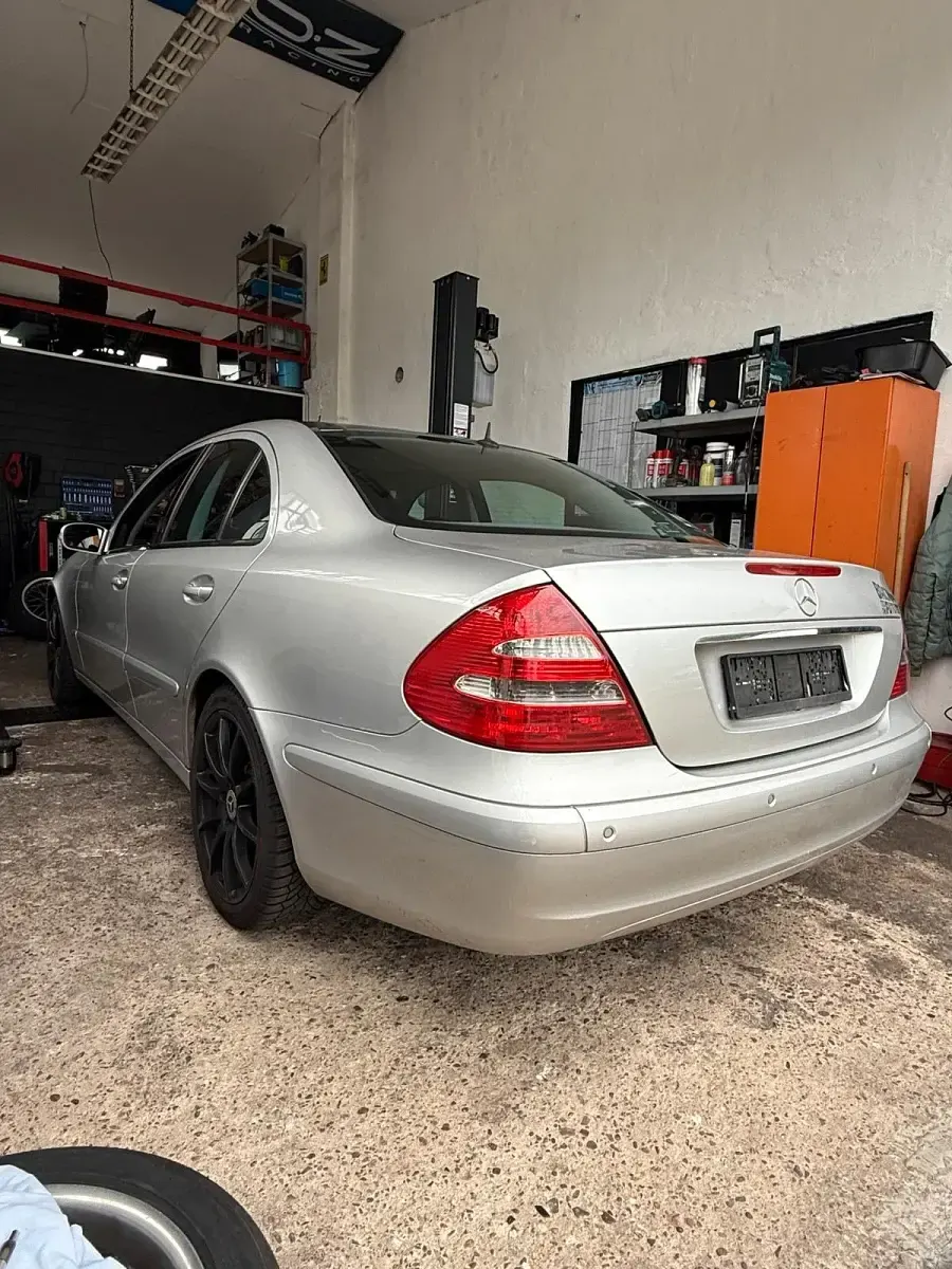 Gebraucht Mercedes E320 204 PS (150 kW) 2003 Silber Limousine