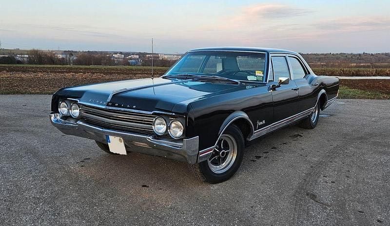 Schwarz Gebraucht 1965 Oldsmobile Delta 88 Limousine | 12.500 € - Bild 1/4