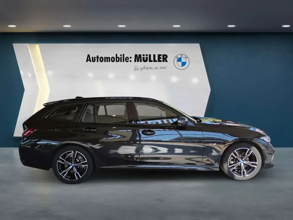 Gebraucht BMW 320 M Sport 163 PS (119 kW) 2023 Black sapphire metallic Kombi