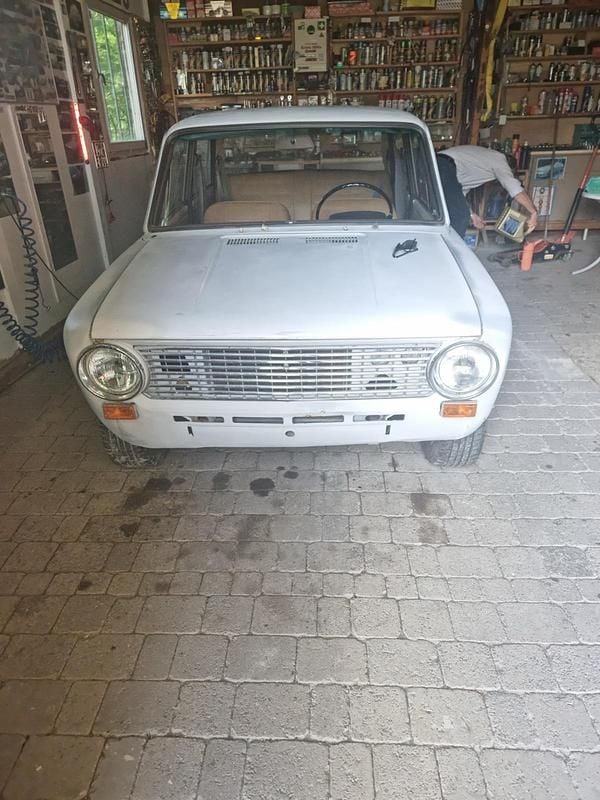 Second-hand Lada 2101 44 CP (32 kW) 1987 Alb Berlinǎ