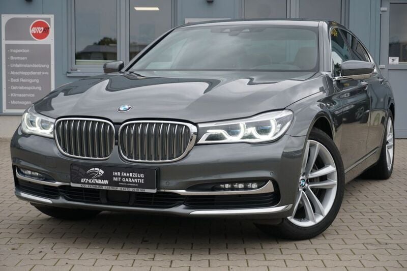 Grau Gebraucht 2018 BMW 730 Sport Line Limousine | 28.450 € (Superpreis) - Bild 1/4