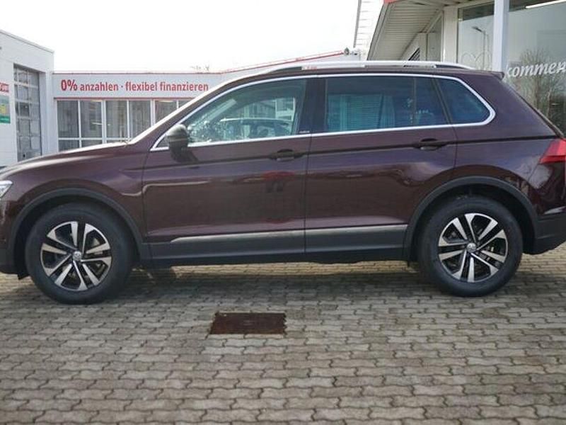 Gebraucht VW Tiguan IQ Drive 131 PS (96 kW) 2019 Crimson red SUV
