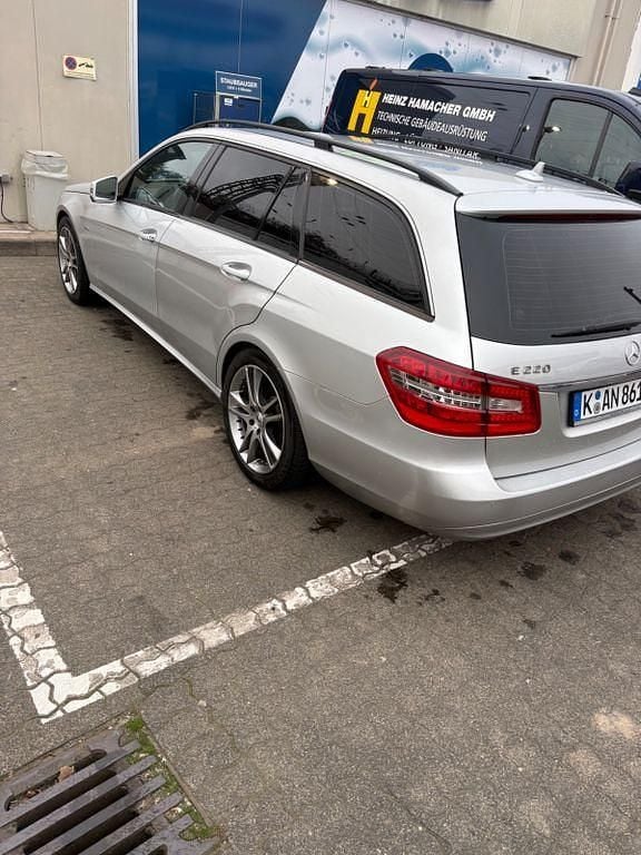 Gebraucht Mercedes E220 Avantgarde 170 PS (125 kW) 2013 Grau Limousine
