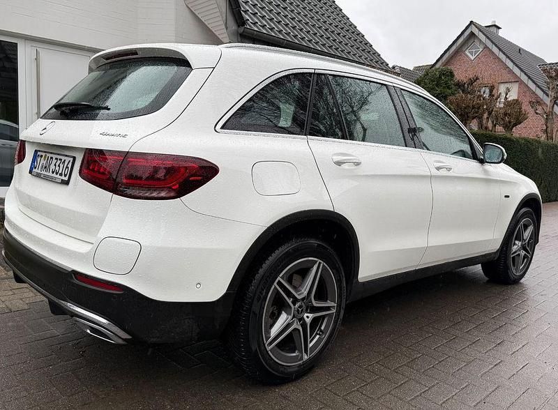 Gebraucht Mercedes GLC300e 211 PS (155 kW) 2021 Weiß SUV