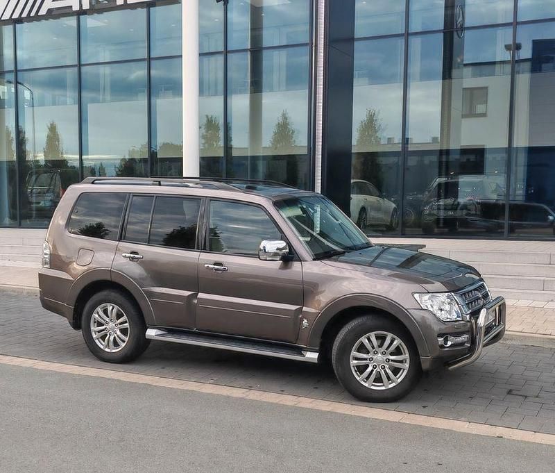 Braun Gebraucht 2015 Mitsubishi Pajero Diamant Edition SUV | 22.999 € (Guter Preis) - Bild 1/4
