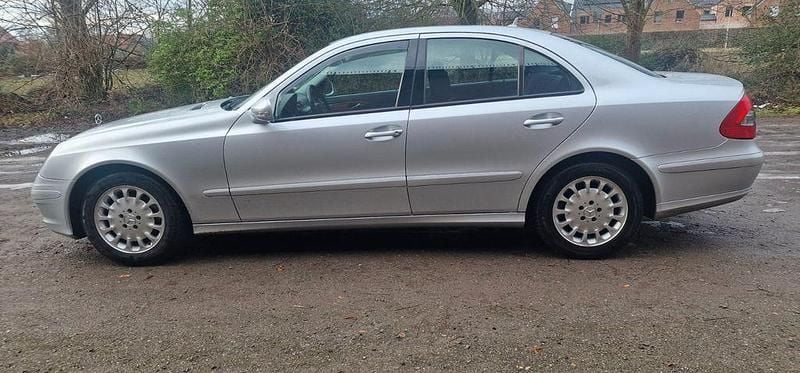 Silber Gebraucht 2007 Mercedes E200 Classic Limousine | 8.300 € (Etwas zu teuer) - Bild 1/4