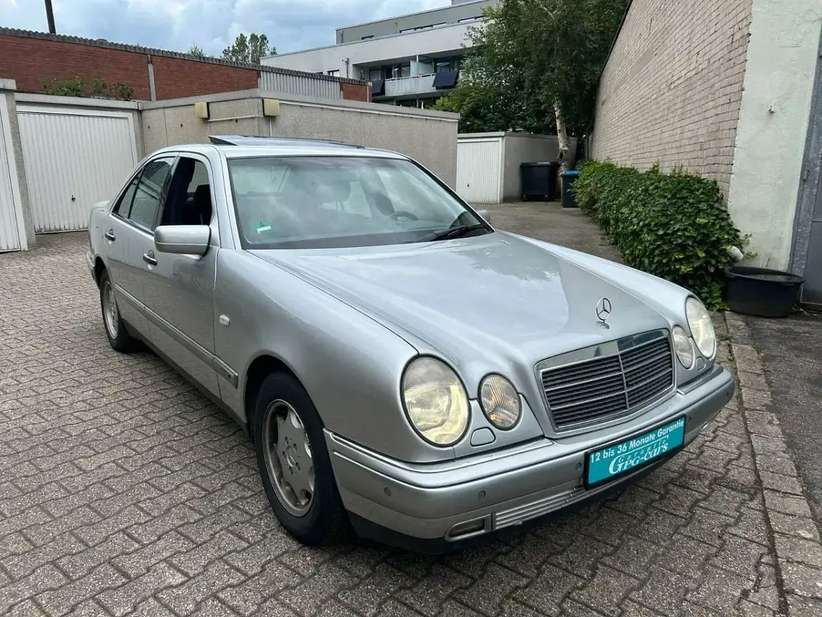 Gebraucht Mercedes E240 Elegance 170 PS (125 kW) 1998 Silber Limousine