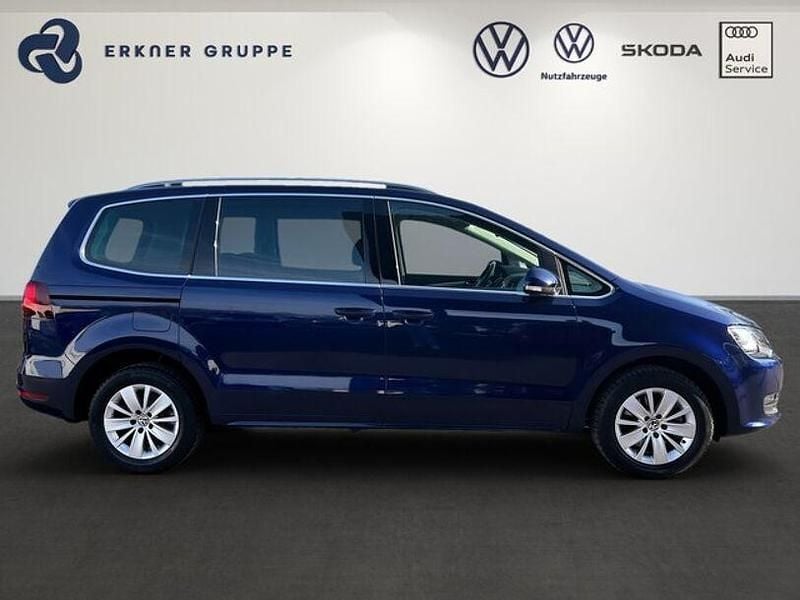 Gebraucht VW Sharan Comfortline 150 PS (110 kW) 2022 Atlantik blue metallic Van / Kleinbus