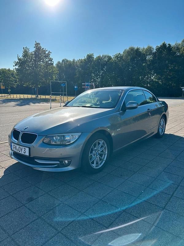 Grau Gebraucht 2011 BMW 318 Cabriolet Cabrio | 10.950 € (Fairer Preis) - Bild 1/4