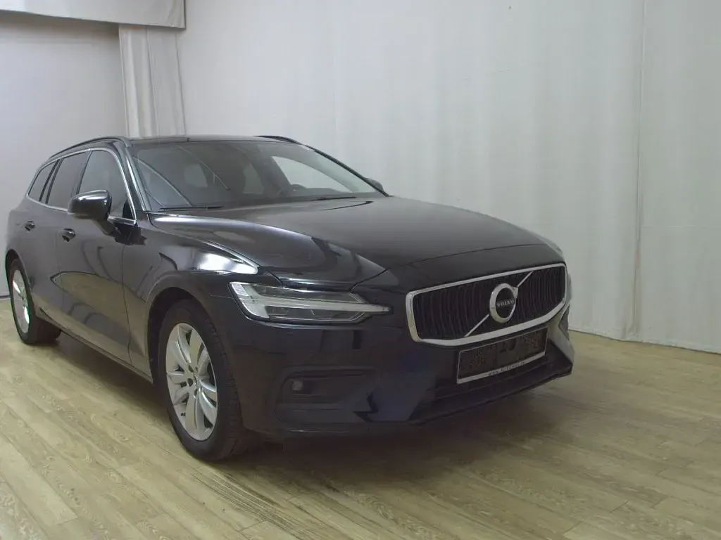 Gebraucht Volvo V60 Momentum 197 PS (144 kW) 2022 Schwarz Kombi