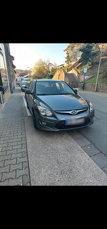 Gebraucht Hyundai i30 105 PS (77 kW) 2011 Grau Kleinwagen