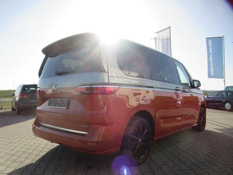 Gebraucht VW Multivan Style 150 PS (110 kW) 2023 Silber Van