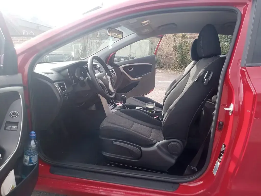Usado Hyundai i30 Classic 99 CV (72 kW) 2014 Rojo Berlina