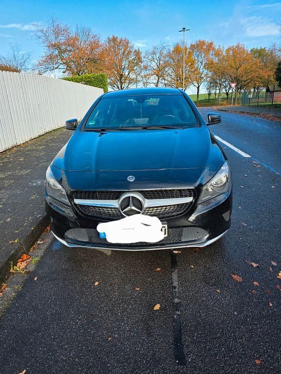 Schwarz Gebraucht 2018 Mercedes CLA200 Shooting Brake Kombi | 15.800 € (Guter Preis) - Bild 1/4