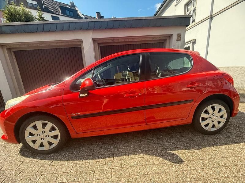 Rot Gebraucht 2009 Peugeot 207 Kleinwagen | 1.750 € (Fairer Preis) - Bild 1/4