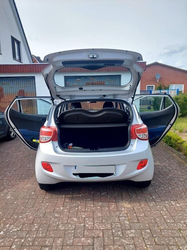 Silber Gebraucht 2016 Hyundai i10 Style Kleinwagen | 5.800 € - Bild 1/4