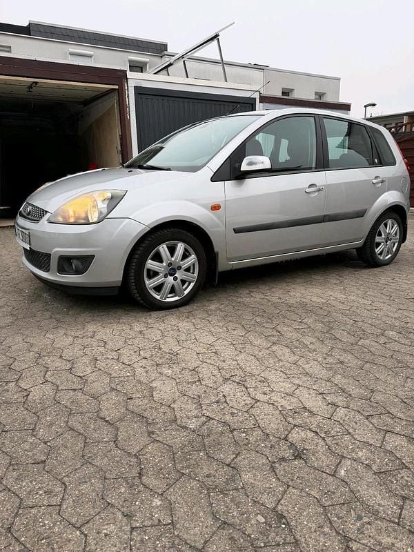 Gebraucht Ford Fiesta Ghia 77 PS (56 kW) 2007 Silber Kleinwagen