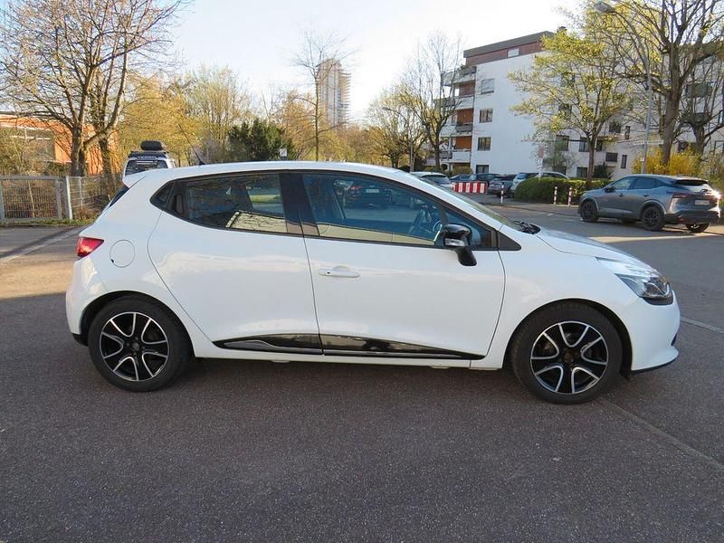Używany Renault Clio IV Initiale Paris 90 KM (66 kW) 2014 Biały Sedan/Limuzyna