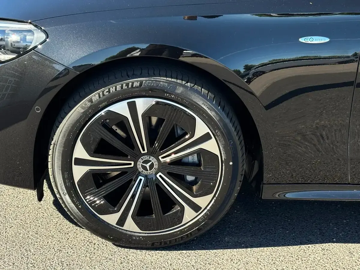 Gebraucht Mercedes E300 Avantgarde 197 PS (144 kW) 2025 Metalliclack obsidianschwarz metallic Limousine