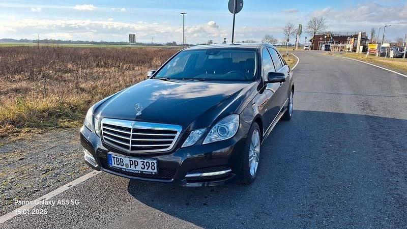 Schwarz Gebraucht 2012 Mercedes E300 Avantgarde Limousine | 10.900 € (Superpreis) - Bild 1/4