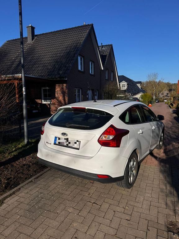 Gebraucht Ford Focus Trend 125 PS (91 kW) 2011 Weiß Limousine