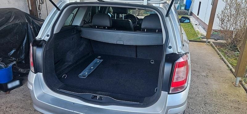 Gebraucht Opel Astra Edition 101 PS (74 kW) 2010 Silber Kombi