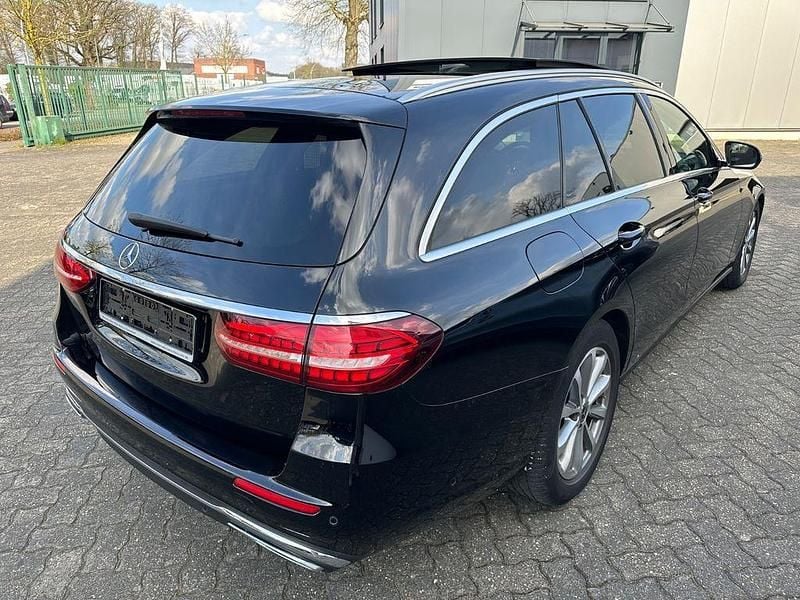 Gebraucht Mercedes E220 Avantgarde 194 PS (142 kW) 2021 Schwarz Limousine