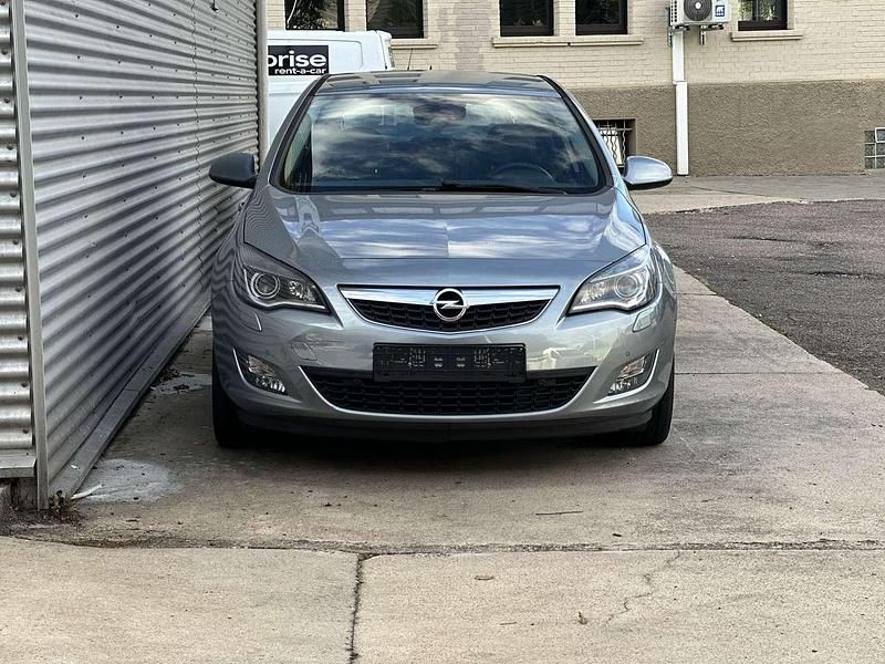 Silbersee/perl silber (m2) Gebraucht 2010 Opel Astra Sport Kleinwagen | 5.999 € (Fairer Preis) - Bild 1/4