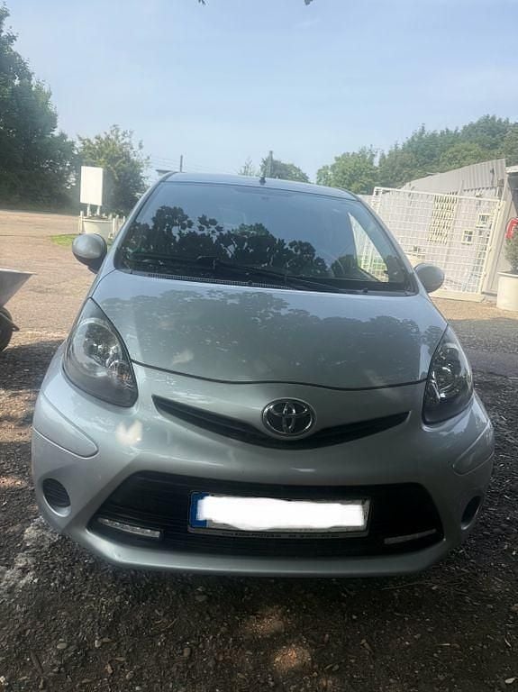 Silber Gebraucht 2012 Toyota Aygo Connect Style Kleinwagen | 3.700 € (Guter Preis) - Bild 1/4