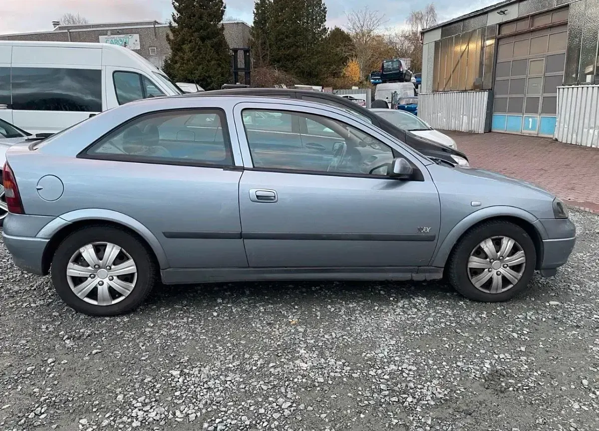 Używany Opel Astra 101 KM (74 kW) 2002 Szary Coupe