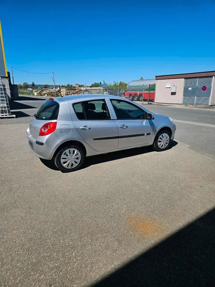 Używany Renault Clio II 75 KM (55 kW) 2008 Srebrny Hatchback