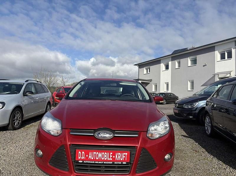 Gebraucht Ford Focus Trend 105 PS (77 kW) 2011 Candyrot metallic Kleinwagen