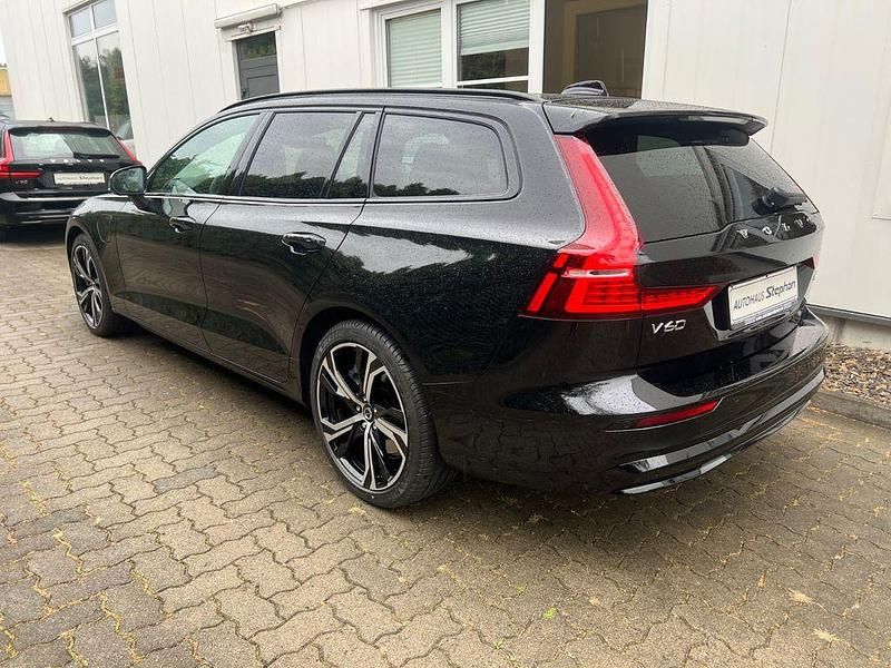 Neu Volvo V60 Plus 253 PS (186 kW) 2025 Schwarz Kombi