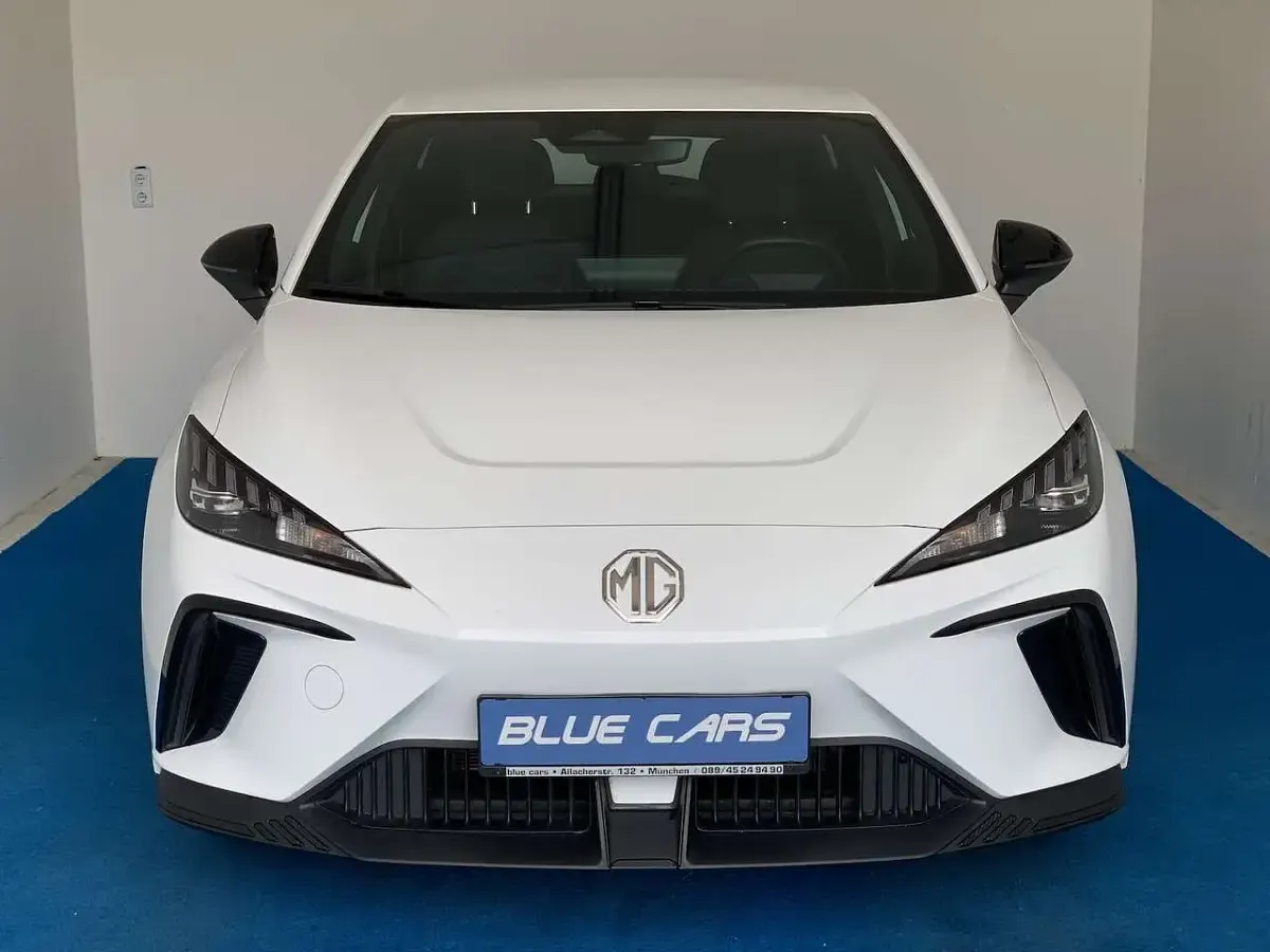 Używany MG MG4 EV 125 kW (170 KM) 2024 Biały Hatchback