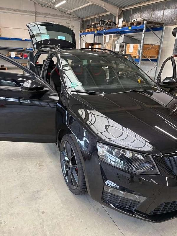 Schwarz Gebraucht 2016 Skoda Octavia RS Kombi | 15.900 € (Fairer Preis) - Bild 1/4