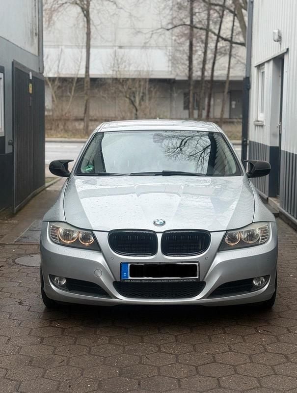 Gebraucht BMW 318 143 PS (105 kW) 2010 Silber Limousine