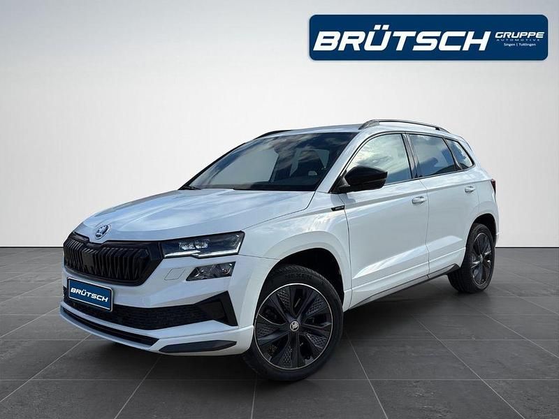 Moonweiss metallic Gebraucht 2025 Skoda Karoq SportLine SUV | 34.980 € (Fairer Preis) - Bild 1/1