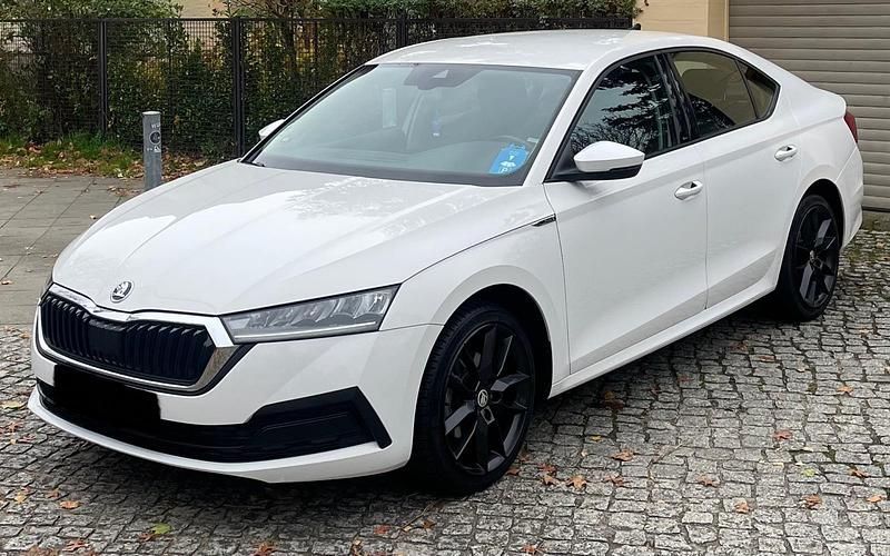 Weiß Gebraucht 2023 Skoda Octavia Style Limousine | 15.690 € (Superpreis) - Bild 1/4