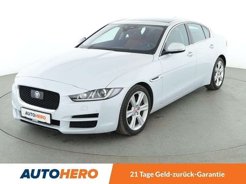 Weiß Gebraucht 2016 Jaguar XE Portfolio Limousine | 19.360 € (Etwas zu teuer) - Bild 1/3