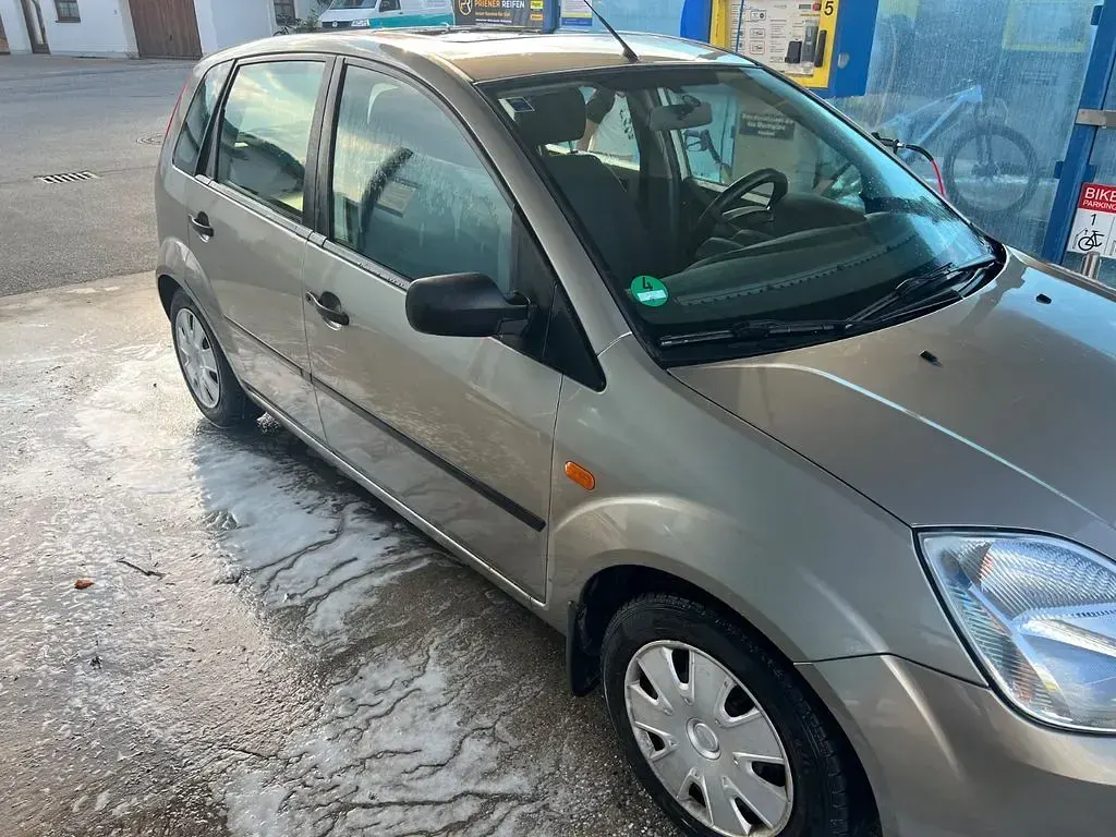 Gebraucht Ford Fiesta 80 PS (58 kW) 2003 Silber Kleinwagen