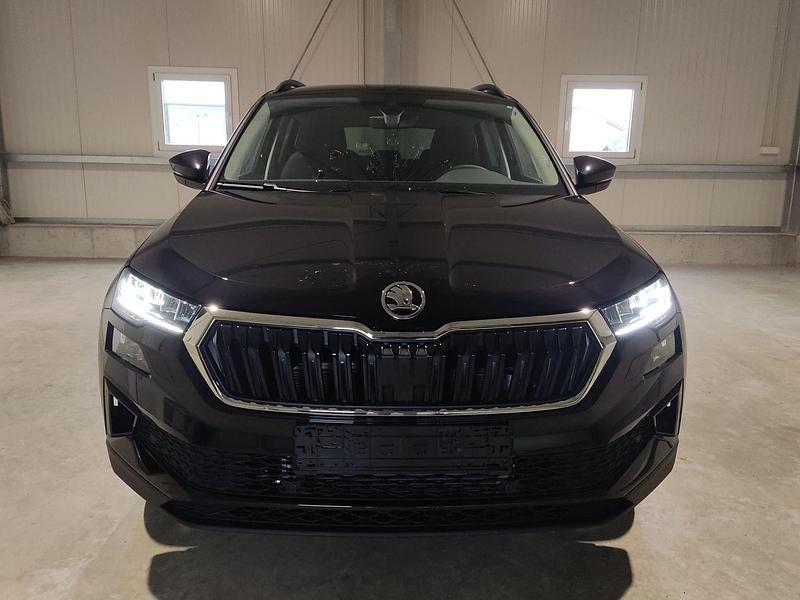 Schwarz metallic schwarz metallic Neu 2025 Skoda Karoq Selection SUV | 31.289 € (Superpreis) - Bild 1/1