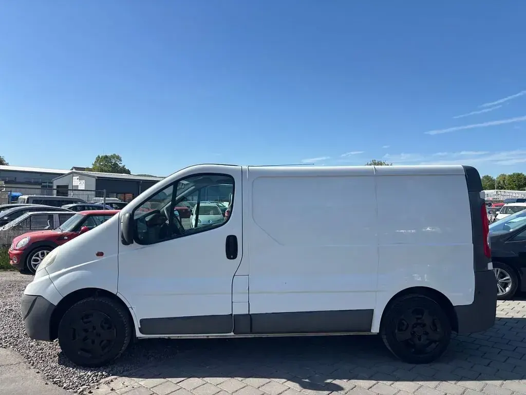Second-hand Opel Vivaro 114 CP (83 kW) 2012 Alb Monovolum
