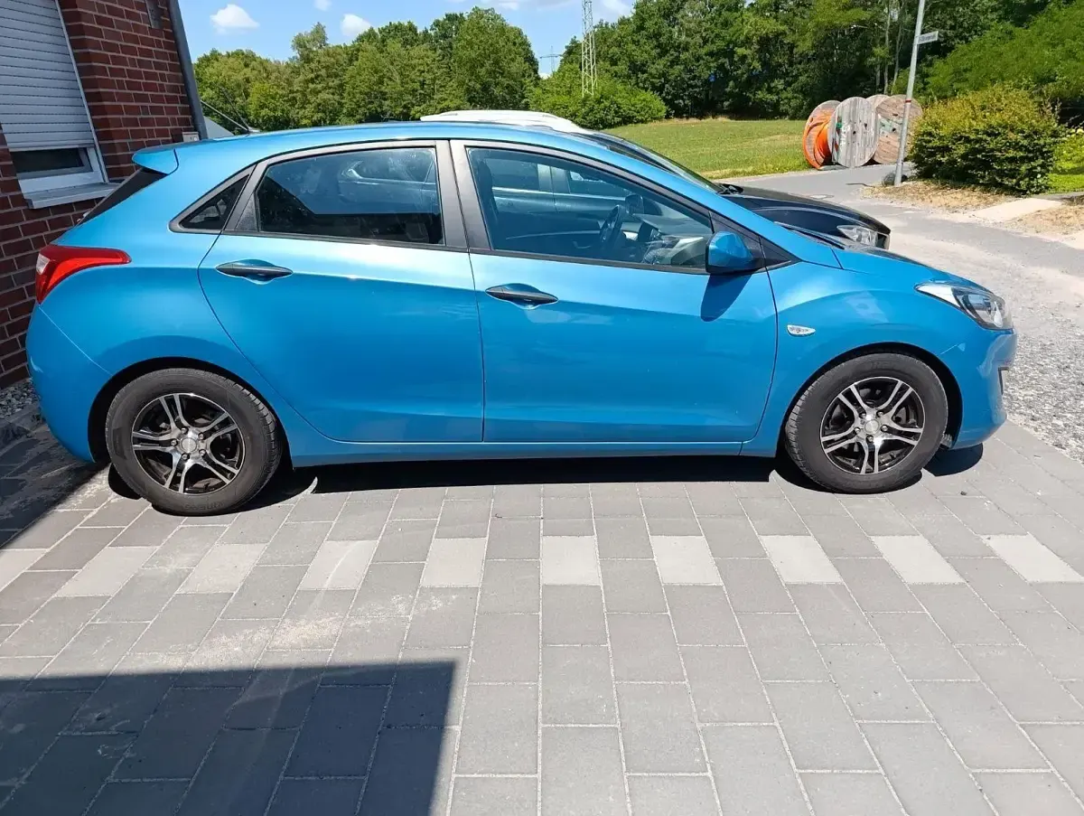 Gebraucht Hyundai i30 Classic 99 PS (72 kW) 2012 Blau Limousine