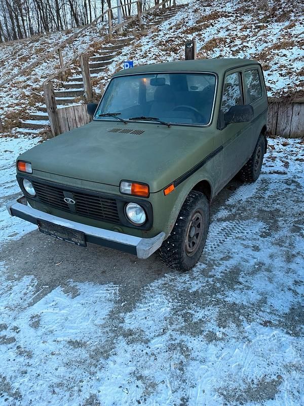 Grün Gebraucht 2011 Lada niva SUV | 3.500 € - Bild 1/4