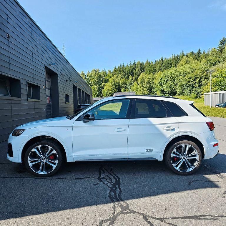Weiß Gebraucht 2021 Audi Q5 Ambiente SUV | 39.200 € (Etwas zu teuer) - Bild 1/4