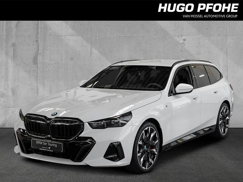 Alpinweiss uni Neu 2025 BMW 520 Performance Kombi | 68.989 € - Bild 1/4