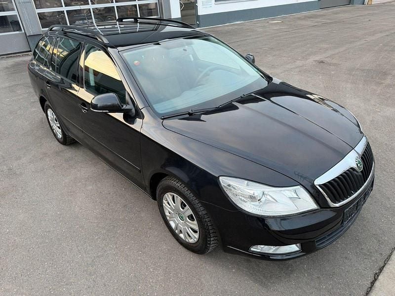 Schwarz Gebraucht 2011 Skoda Octavia Elegance Kombi | 5.900 € (Guter Preis) - Bild 1/4