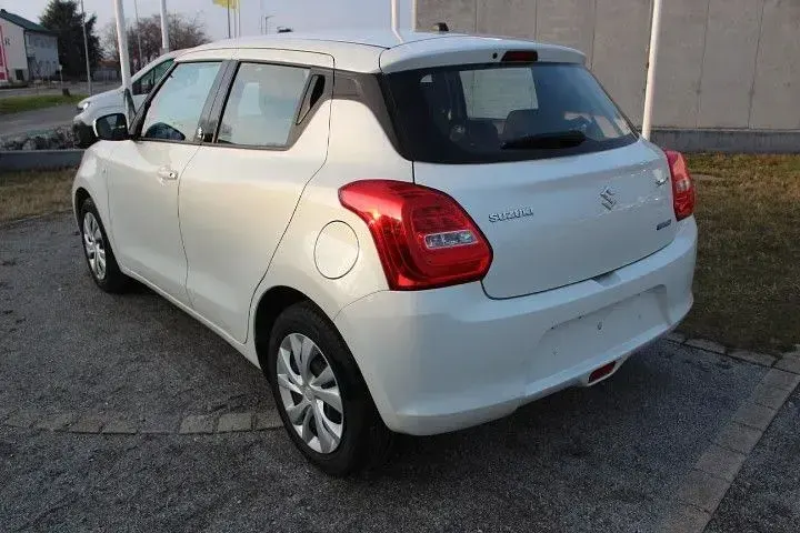Gebraucht Suzuki Swift 90 PS (66 kW) 2022 Weiß Kleinwagen