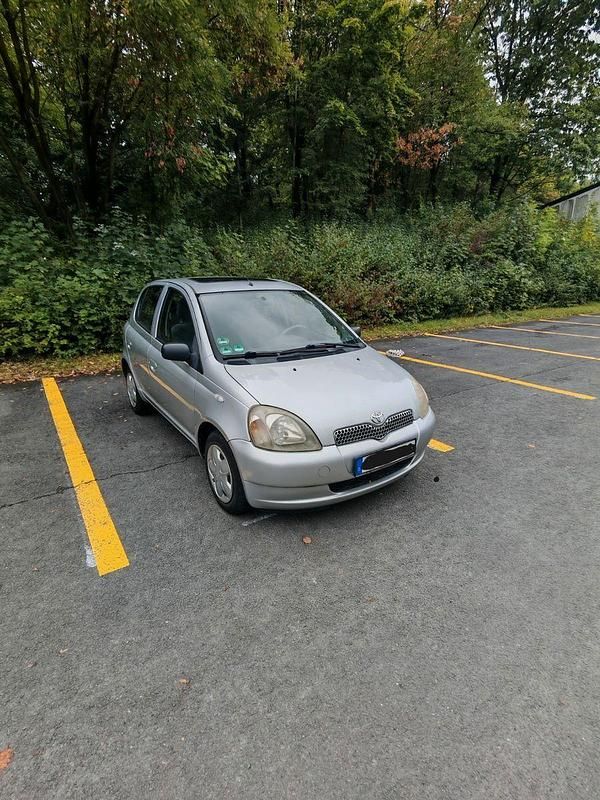 Silber Gebraucht 2000 Toyota Yaris Sol Limousine | 500 € - Bild 1/4