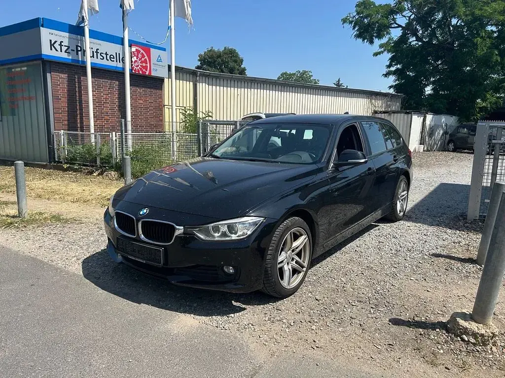 Gebraucht BMW 318 143 PS (105 kW) 2013 Schwarz Kombi